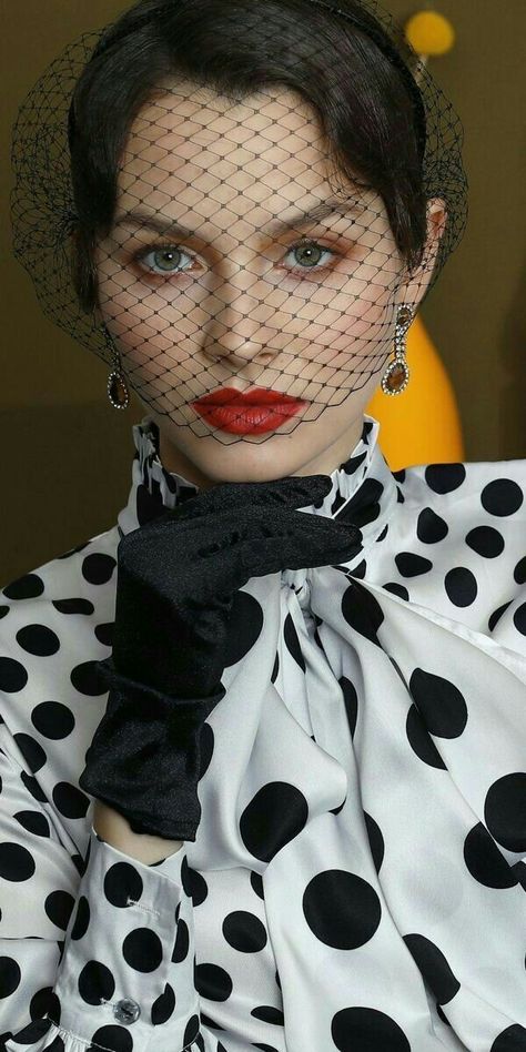 Dots Fashion, Haute Couture Details, White Elegance, Polka Dots Fashion, Fashion Art Photography, Dot Dot, Black And White Love, Couture Details, Alt Fashion