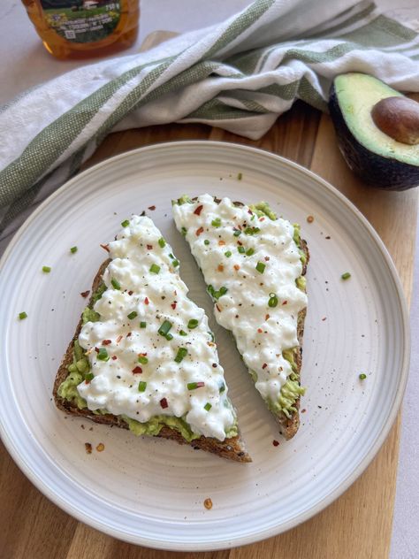 Cottage Cheese Avocado Toast (High Protein) Toast Cottage Cheese, Cheese Avocado Toast, Cottage Cheese Avocado, Toast With Avocado, Cottage Cheese Recipes, Cheese Toast, Cottage Cheese, High Protein, Avocado Toast