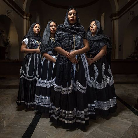 Oaxaca Fashion, Goth Mexican, Mexican Gothic Aesthetic, Mexican Traditional Clothing, Mexican Gothic, Traditional Mexican Dress, Chicana Style, Mexican Fashion, Mexico Culture