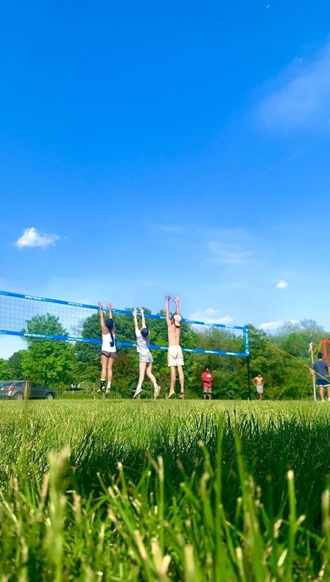 Grad Party Outdoor, Summer Volleyball Aesthetic, Playing Volleyball Aesthetic, Volleyball Landscape, Grass Volleyball, Night Volleyball, Outdoor Volleyball, Friends Playing Volleyball At The Beach, Hangout Ideas