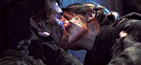 Rita Vrastaski kisses William Cage in Edge of Tomorrow. Still not over this movie guys. Tom Cruise Kissing, Imperial Agent, Edge Of Tomorrow, Tom Cruise, Film Stills, Great Movies, Sci Fi, Kiss, Film