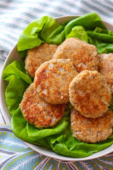 Salmon patties can be easy and quick! Learn how to make salmon patties with canned wild salmon. Cooks on the stovetop or in the oven. Canned Fish Recipes, Canned Mackerel, Canned Salmon Patties, Salmon Patty, Salmon Cake, Canned Salmon Recipes, Patty Recipe, Quick Salmon, Croquettes Recipe