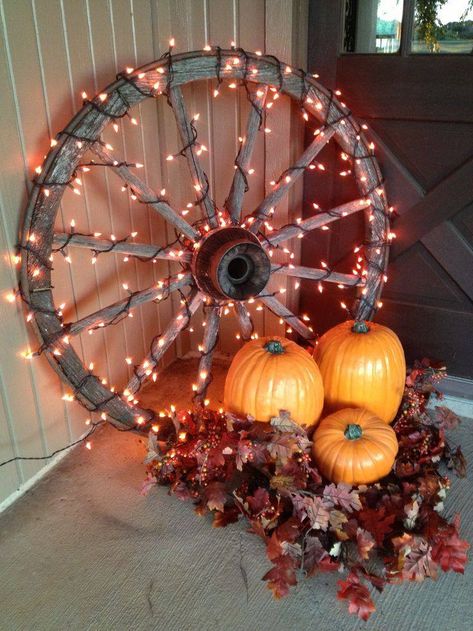 Wagon Wheel Decor, Fall Front Porch Decor Ideas, Diy Porch Decor, Fall Decorating Ideas, Wheel Decor, Diy Halloween Decor, Fall Front Porch Decor, Rustic Fall Decor, Fall Deco