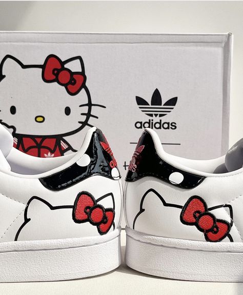 Cute Aesthetic Hello Kitty, Drawing On Shoes, Shoes Hello Kitty, Aesthetic Hello Kitty, Sanrio Clothes, Hello Kitty Tattoos, Custom Adidas, Hello Kitty Shoes, Kitty Clothes