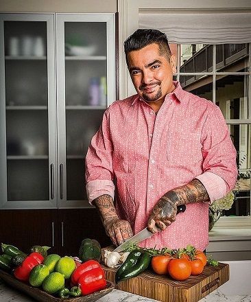 Aaron Sanchez is a great American award-winning celebrity chef, restaurateur, television personality Aaron Sanchez, Chipotle Crema, Can Of Beans, Marinate Meat, Cooking At Home, Celebrity Chef, Cooking School, Food To Go, Cook At Home