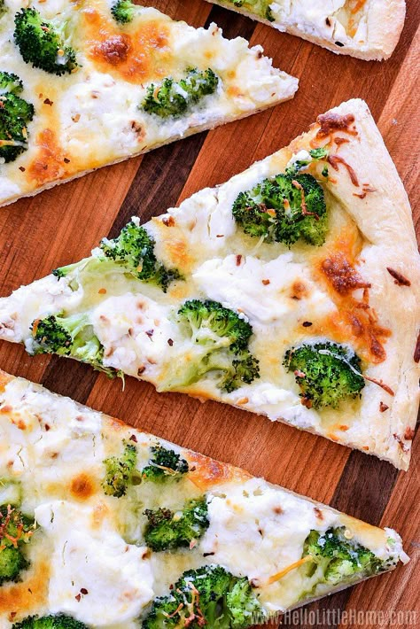 Ricotta Cheese Pizza, Pizza With Broccoli, White Pizza Recipe, Broccoli Pizza, Ricotta Pizza, White Pizza Sauce, White Pizza Recipes, Mozzarella Pizza, White Sauce Recipes