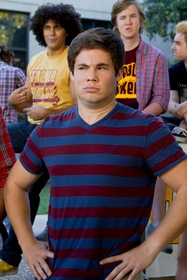 Bumper Adam Devine, Singing Group, American Dad, Pitch Perfect, Funny Movies, Funny Reaction Pictures, Silly Me, Modern Family, Reaction Pictures