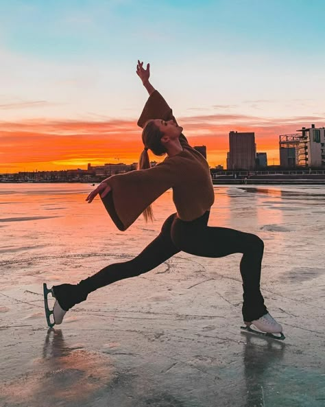 Skater Photoshoot, Ice Skating Photography, Sea At Sunset, Skating Pictures, Figure Ice Skates, Figure Skating Outfits, Skate 3, Skating Aesthetic, Photoshoot Pics