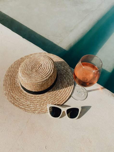 Sunglasses Pool Aesthetic, Sunglasses At The Beach, Summer Holiday Photo Ideas, Beach Content Ideas, Pool Branding, Beach Holiday Aesthetic, Summer Pool Aesthetic, Filters Vsco, Pool Aesthetic