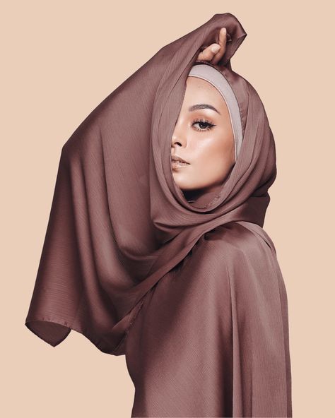 Hijab Photoshoot Ideas Studio, Hijab Model Photography, Hijab Product Photography Ideas, Photoshoot Ideas Hijab, Hijab Poses Photography, Abaya Photoshoot Ideas, Hijab Photoshoot Ideas, Scarf Photoshoot Ideas, Muslim Photoshoot