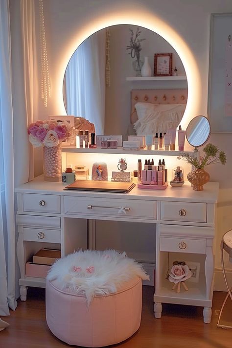 Room Decor Dressing Table, Room Items Bedrooms, Cute Bedroom Mirror Ideas, Cute Vanity Tables, Cute Decor Ideas For Bedroom, Bedroom With A Vanity, Vanity Modern Design, Furniture Decoration Ideas, Bedroom Decorations Aesthetic