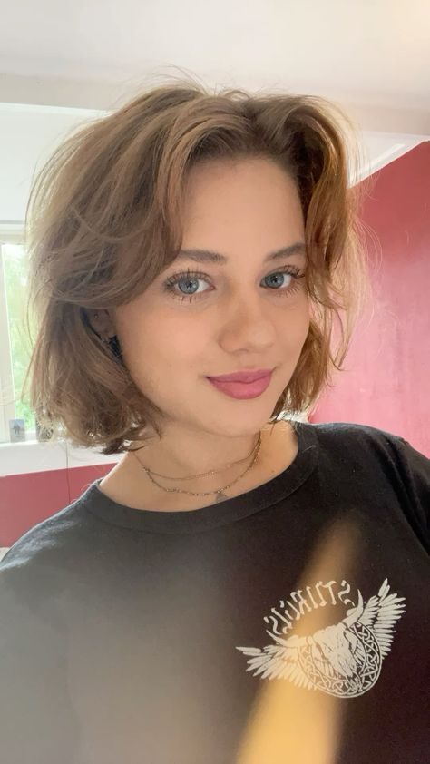 Short Hair Swoop Bangs, Short Bob Shag Haircut, Short Haircuts Unstyled, Cute Haircuts Straight Hair, Cute Really Short Haircuts, Straight Bobs For Fine Hair, Short Haircut Women Layers, Short Bob With Curtain Bangs Round Face, Short Cute Haircuts For Women