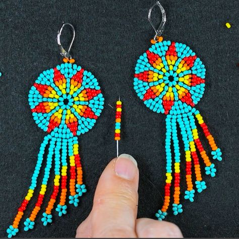 Huichol Pattern Tutorials, Huichol Pattern, Beadwork Ideas, Beaded Jewelry Tutorials, Native Art, Jewelry Tutorials, Easy Steps, Video Tutorial, Beaded Earrings