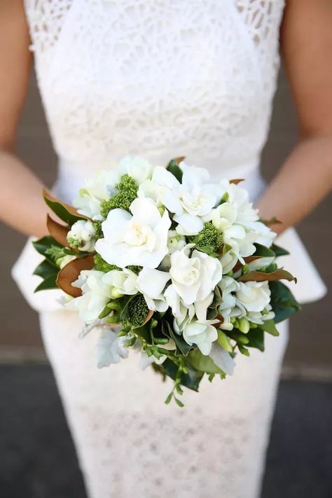 15 Gorgeous Gardenia Bouquet Ideas Gardenia Bouquet, Gardenia Wedding, Winter Wedding Bouquet, Tropical Wedding Flowers, Wedding Crashers, Unique Wedding Flowers, Wedding Flowers Summer, Melbourne Wedding, Diy Wedding Flowers