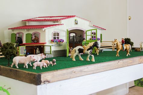 Schleich Horse Storage Ideas, Play Table With Storage, Horse Girls Bedroom, Penny Projects, Toy Horse Stable, Early Preschool, Horse Table, Barn Table, Girls Room Diy