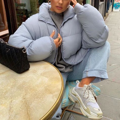 Grey Puffer Jacket Outfit, Short Puffer Jacket Outfit, Puffer Jacket Outfit Winter Style, Puffer Jacket Aesthetic, Puffer Outfit, Winter Jacket Outfits, Grey Puffer Jacket, Jacket For Winter, Puffer Jacket Outfit