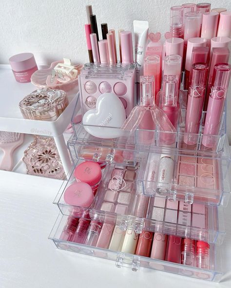 Pink Makeup Organization, Korean Makeup Vanity, Aesthetic Makeup Collection, Korean Makeup Organization, Korean Makeup Collection, Makeup Set Up, Cbeauty Makeup, Makeup Collection Aesthetic, Aesthetic Makeup Products