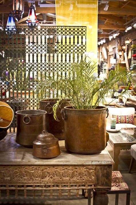 Cluster of vintage copper planters!! Vintage Copper Pots, Vintage Brass Decor, India Home Decor, Antique Home Decor, Kitchen Interior Design, Copper Planters, Timeless Interiors, Antique Home, Brass Planter