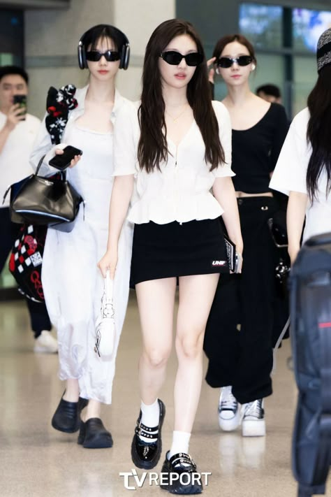 Aespa Airport Fashion, Kpop Idol Street Style, Airport Outfit Korean, Idols Outfits, Mix Match Outfits, Idol Fashion, Airport Outfits, Clueless Outfits, Fashion Idol