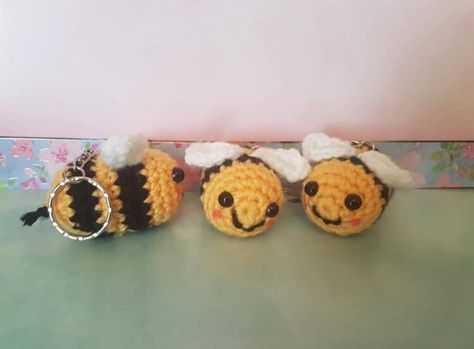 Free bee keychain crochet pattern. – Little pea crochet Pea Crochet, Crochet Bee Keychain, Crochet Bumble Bee, Bee Keychain, Keychain Pattern, Crochet Friends, Bee Pattern, Crochet Keychain Pattern, Crochet Bee