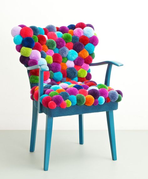 Pom Pon, Pom Pom Rug, Pom Pom Crafts, Deco Originale, Chair Makeover, Wool Balls, Funky Furniture, Soft Sculpture, Diy Hacks