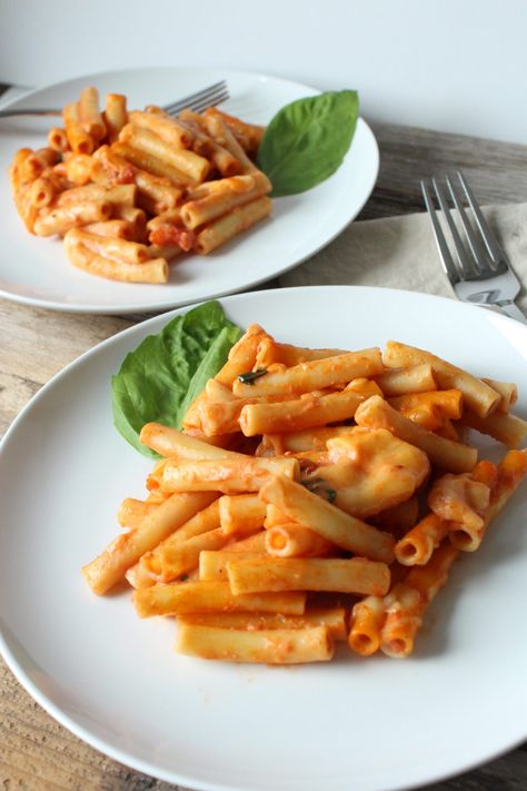 Spicy Gouda Pasta | Eat.Drink.Frolic. Gouda Pasta, Easy Pasta Dinner Recipes, Cream Sauce Pasta, Olive Oil Pasta, Cheese Sauce For Pasta, Ziti Pasta, Smoked Gouda Cheese, Spicy Salad, Easy Pasta Dinner