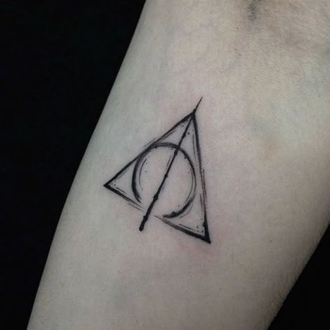 9 Beautiful and Cool Harry Potter Tattoos with Images Elbow Star Tattoo, Harry Tattoos, Unique Tattoos For Men, Hp Tattoo, Potter Tattoo, Tattoo Trend, Tattoo Zeichnungen, Harry Potter Tattoos, Hawaiian Tattoo