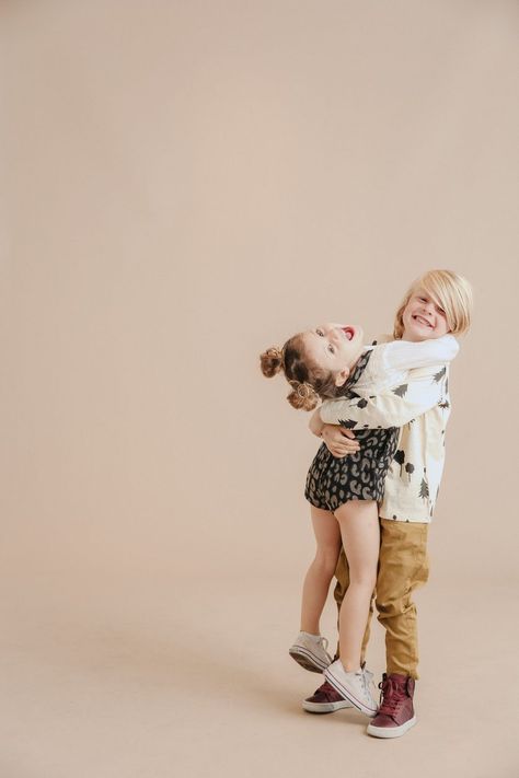 Murphy Deesign | 2017 / 2018 Holiday Cards With Max Wanger... Photo Tips And Tricks, Sibling Photography Newborn, Sibling Photography Poses, Family Studio Photography, Kind Photo, Sibling Poses, Children Photography Poses, Sibling Photography, Sibling Photos