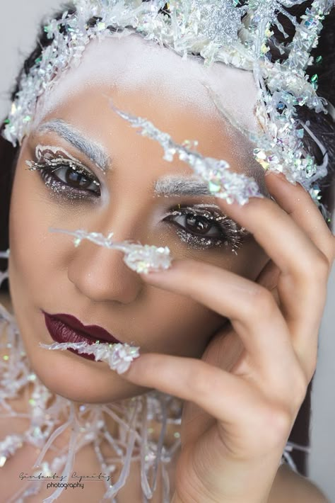 Villian who wants the crystal glacier throne Winter In Ireland, Snow Queen Makeup, Ice Makeup, Cabelo Pin Up, Ice Queen Costume, Ice Queen Makeup, Snow White Queen, A Game Of Thrones, Winter Makeup