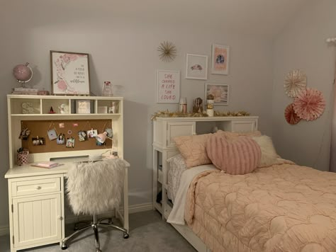 Shojo Room Aesthetic, Cuartos Aesthetic, Coquette Room, Dekorasi Kamar Tidur, Minimalist Room, Pretty Room, Dreamy Room, Room Design Bedroom, Dream Room Inspiration