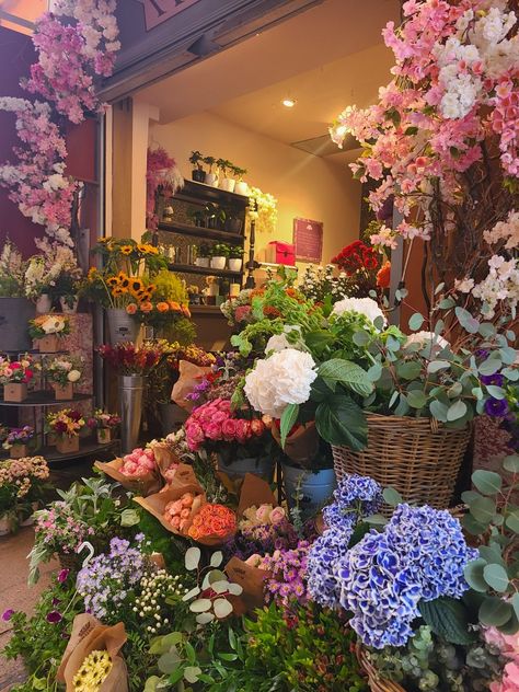 Flower Shop Aesthetic Interior, Small Town Flower Shop, Flower Shop Aesthetic Vintage, Flowers Shop Aesthetic, Floral Shop Aesthetic, Flower Store Aesthetic, Florists Aesthetic, Flower Shop Au, Aesthetic Flower Shop