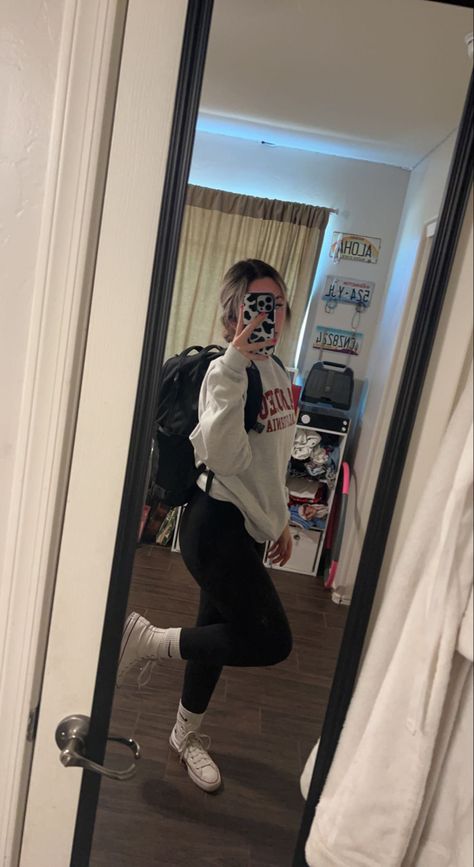 Gym College Outfit, College Outfits Comfy Aesthetic, Comfy Fits For College, College University Outfits, College Outfits With Backpack, Sweats And Converse Outfits, German College Outfits, Finals Outfit College, Campus Outfits College