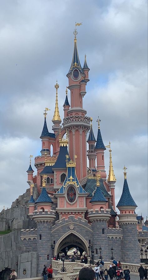 Walt Disney Princesses, Music Cover Photos, Disneyland Castle, Fake Account, Disney Paris, Cute Disney Pictures, Disney Phone Wallpaper, Parc D'attraction, Disney Aesthetic