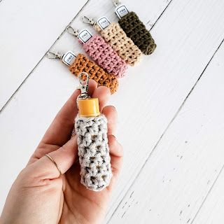 Crochet Lip Balm Holder, Lip Balm Keychain, Crochet Craft Fair, Purse Keychain, Makramee Diy, Keychain Crochet, Sewing To Sell, Crochet Keychain Pattern, Lip Balm Holder