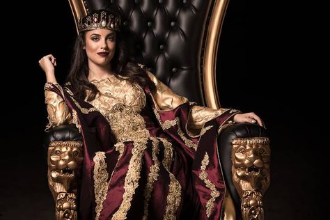 Woman On A Throne, Woman On Throne, Queen On Throne, Medieval Times Dinner, Reign Fashion, Poses For Art, Queen Poster, Art Aesthetics, Medieval Times