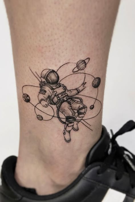 Astronaut Tattoo Ideas, Space Tattoo Sleeve, Cool Astronaut, Astronomy Tattoo, Planet Tattoo, Astronaut Tattoo, Universe Tattoo, Planet Tattoos, Galaxy Tattoo