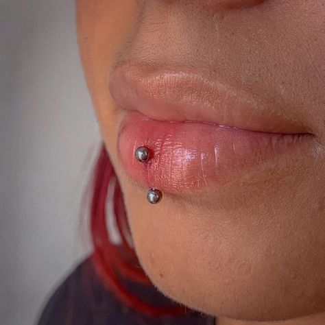 Piercing
Piercing no lábio
Ideias de piercing
Piercing facial Vertical Labret Piercing Small Lips, Pretty Piercings, Vertical Labret Piercing, Mouth Piercings, Piercing Inspiration, Vertical Labret, Snakebites, Small Lips, Face Piercings