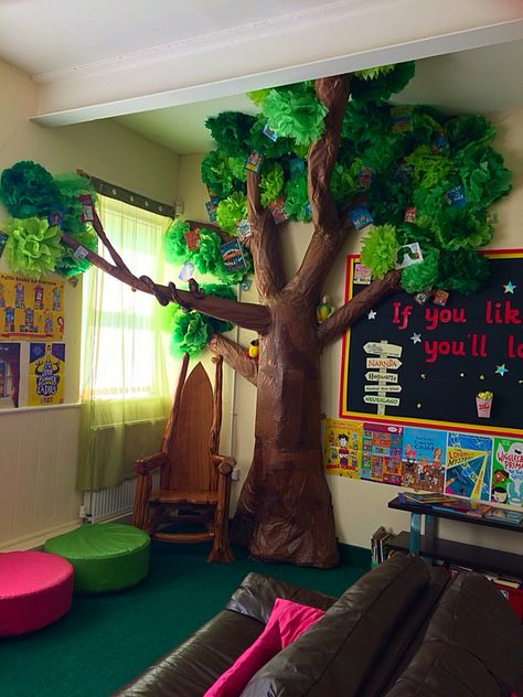 Reading tree in the school library - time consuming to make but well worth it! (Paper tree for classrooms) Paper Tree Classroom, Paper Mache Tree, Classroom Tree, Trees For Kids, Reading Tree, Diy Tree, Diy Plumbing, Bed Diy, Diy Classroom