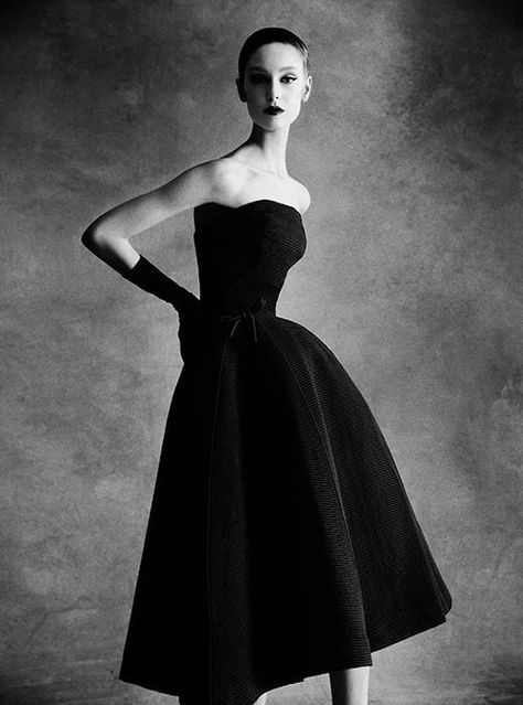 Christian Dior 1947 Corolle Collection Collezione sofisticata e opulenta, speranza e voglia di un ritorno al passato. Vintage Dior Black Dress, Dior Silhouette, Dior New Look, 50's Fashion, Jacques Fath, Baby Dior, Glamour Vintage, Patrick Demarchelier, Collection Couture