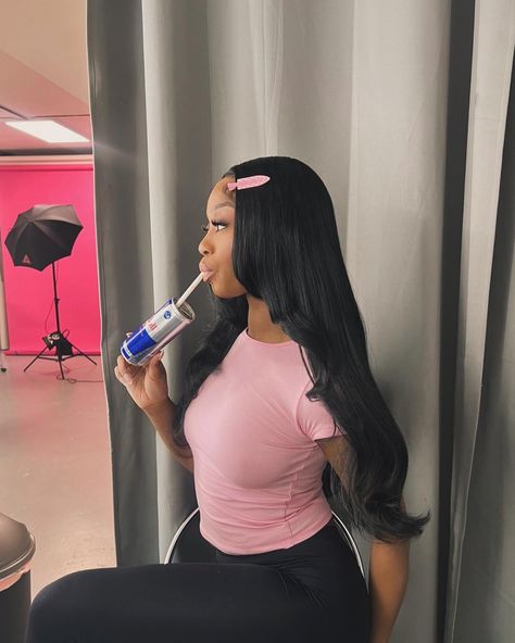 Cheers to a amazing season with our THC dolls🥂💅 Newest addition to our product collection - THC No-Crease Clips. Whether you’re running errands or getting ready for a night out, our No-Crease Clips are the perfect addition to your hair kit essentials Available to shop at thehaircollectiveltd.com and our official TikTok shop (link in bio) Pink Hair Clips Aesthetic, Clips In Hair Aesthetic, Hair Clips In Hair, Hair Influencer Aesthetic, Running Errands Aesthetic, Hairstyle With Clips, No Crease Hair Clips, Getting Ready Aesthetic, Hair Clips Hairstyles