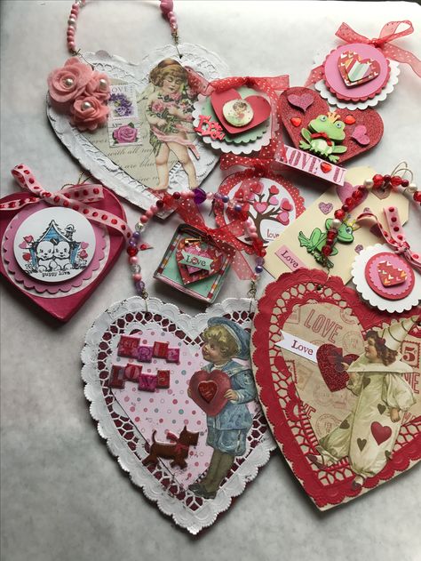 Pretty Valentines Day Cards, Valentine Card Homemade, Valentines Cards Coquette, Paper Valentine Hearts, Diy Vintage Valentine Cards, Coquette Valentines Day Card, Paper Valentines Cards, Vintage Valentine Cards Diy, Valentines For Friends Diy