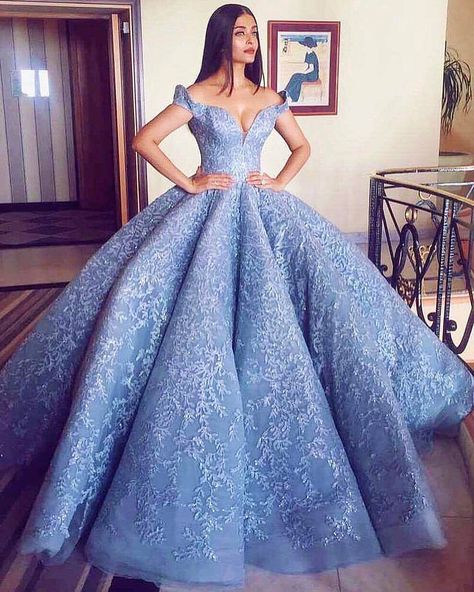 9,706 mentions J’aime, 57 commentaires - Dresses (@4dresses) sur Instagram : "Perfect dress  By @michael5inco" Quinceanera Dresses Princess, Big Prom Dresses, Princess Prom Dress, Ball Gown Quinceanera Dresses, Ball Gown Prom Dresses, Dresses Lavender, Gown Prom Dresses, Nikkah Dress, Elegant Ball Gowns