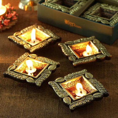 These Clay Diyas make a remarkable choice for your Diwali Decor Diwali Gift Basket Ideas, Diya Making, Diwali Hampers, Diwali India, Diwali Diyas, Lamps Handmade, Diwali Diya Decoration, Diwali Gift Hampers, How To Clean Copper