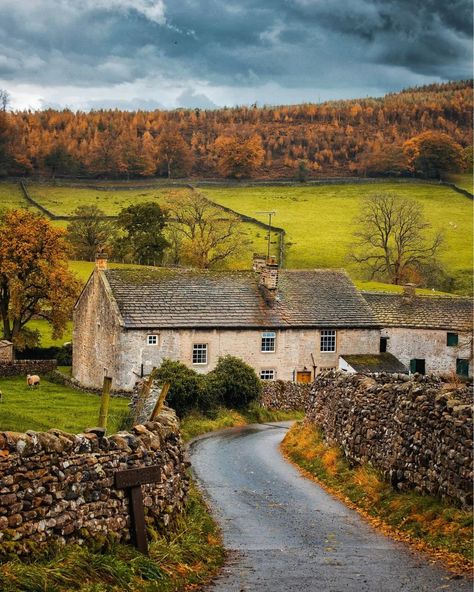 📍Yorkshire Dales •••••• 📸 @jamesalroca ----- Follow @visitnorthyorkshire Follow @englishcottages ----- #visitnorthyorkshire… | Instagram Ireland Cottage, Country Living Uk, Old Cottage, Interesting Buildings, British Countryside, Yorkshire Dales, Village Life, Rural Life, Old Stone