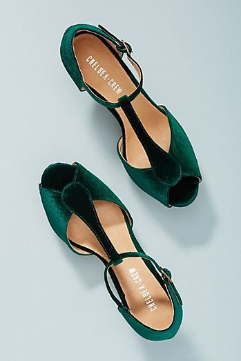 Wedge Wedding Shoes, Velvet Shoes, Elegante Casual, Green Wedding Shoes, Fabulous Shoes, Green Shoes, Crazy Shoes, Pretty Shoes, Shoe Lover