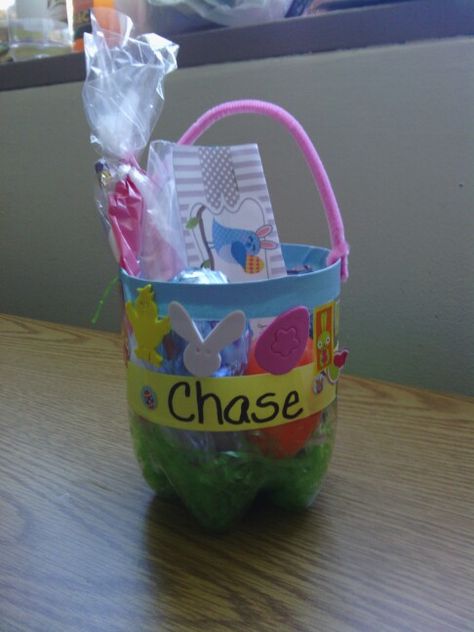 Easter basket made from recycled soda bottle. Easter Basket Crafts, Kids Easter Basket, Easter Season, Diy Easter Decorations, Easter Party, Easter Egg Hunt, Egg Hunt, Easter Kids, Easter Fun