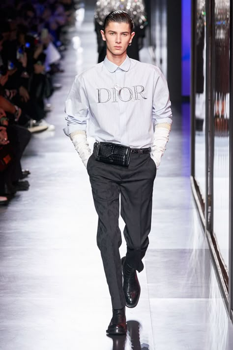 Dior Men Fall 2020 Menswear Fashion Show - Vogue Menswear 2020, Dior Outfit, V Model, Menswear Details, High Fashion Men, Dior Men, Menswear Runway, Men Fashion Show, Dior Fashion