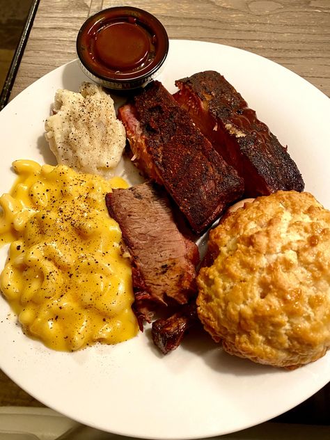 [I ate] Brisket ribs mac & cheese mashed potatoes and a biscuit #food #foods Ribs And Mac And Cheese, Soul Food Menu, Cheese Mashed Potatoes, Food Truck Menu, Food Therapy, Homemade Breakfast, Girl Dinner, Mac Cheese, Dessert Pictures