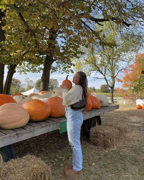 Dazzle Yourself With The It Pieces Of The Fall Season - Denims! - VIVA GLAM MAGAZINE™ Pumpkin Patch Instagram Pictures, Fall Pumpkin Patch Outfit, Pumpkin Patch Aesthetic, Pumpkin Patch Outfits, Fall Poses, Pumpkin Patch Photos, Fall Post, Fall Szn, Pumpkin Patch Photoshoot