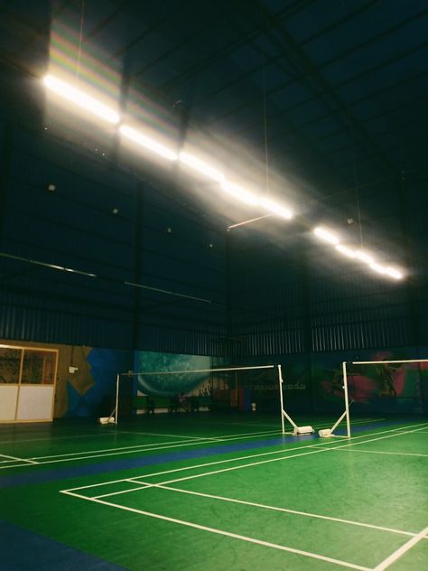 Badminton Court Aesthetic, Badminton Photography, Shuttle Badminton, Badminton Pictures, Crying Eyes, Badminton Court, Cats Photos, Cute Cats Photos, Cinematic Photography